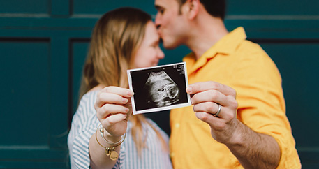 Mann und Frau mit Ultraschallfoto